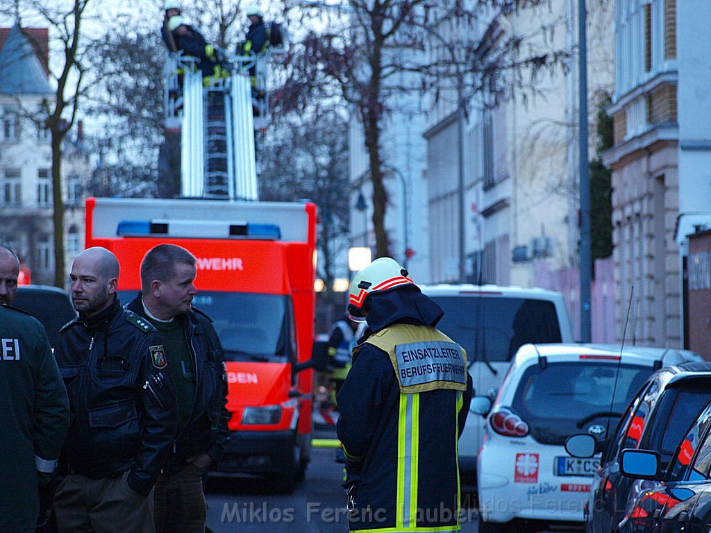 Einsatz Feuerwehr SEK Polizei Koeln Nippes Merheimerstr P170.JPG